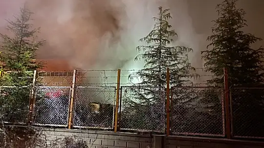 Fabrika bahçesindeki atık kablolar yandı