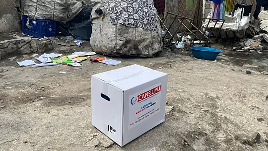 Cansuyu gıda yardım paketi dağıtılıyor
