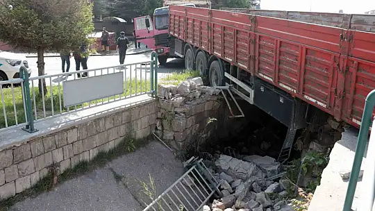 Freni patlayan araç dehşet saçtı