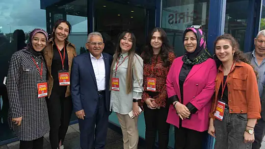 Fuar ziyaretinde depremzede esnaftan Başkan Büyükkılıç'a: 'Sizleri hep örnek gösterdik'