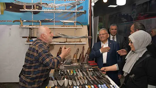 Fuar ziyaretinde depremzede esnaftan Başkan Büyükkılıç'a: 'Sizleri hep örnek gösterdik'