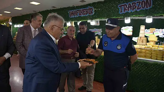 Fuar ziyaretinde depremzede esnaftan Başkan Büyükkılıç'a: 'Sizleri hep örnek gösterdik'