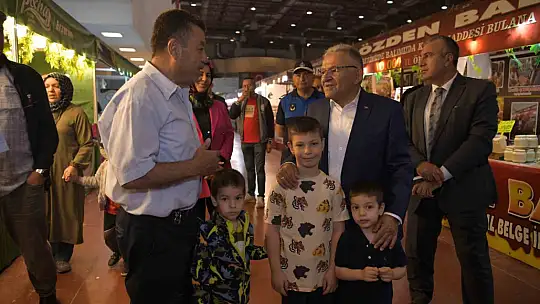 Fuar ziyaretinde depremzede esnaftan Başkan Büyükkılıç'a: 'Sizleri hep örnek gösterdik'
