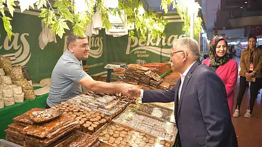 Fuar ziyaretinde depremzede esnaftan Başkan Büyükkılıç'a: 'Sizleri hep örnek gösterdik'
