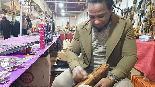 Fuarın renkli esnafı: Senegalli Ebubekir