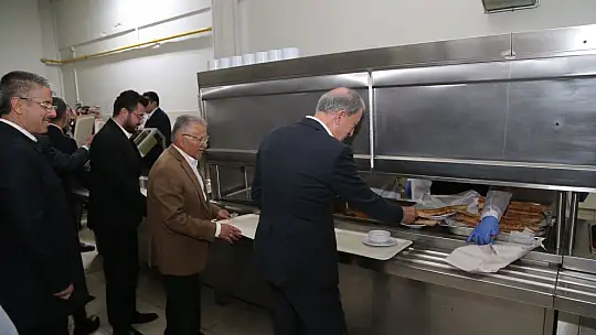 Büyükkılıç ve Bakan Akar OSB'de çalışanlarla sahur yaptı