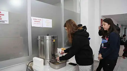 Gençler, Büyükşehir'in 'bardakta sıcak çorba' ikramını çok sevdi