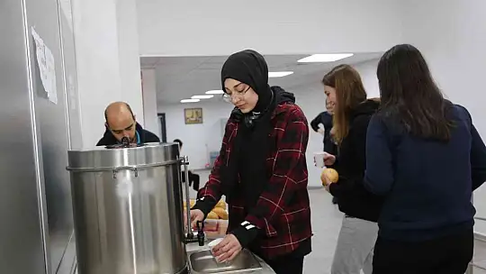Gençler, Büyükşehir'in 'bardakta sıcak çorba' ikramını çok sevdi
