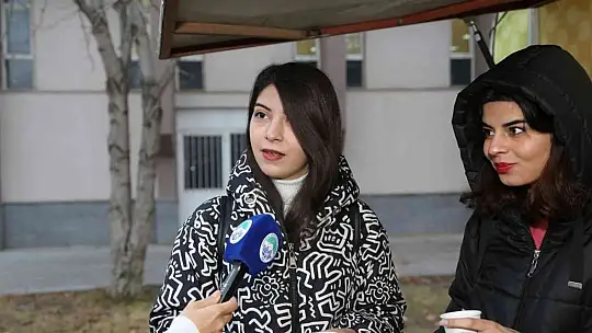 Gençler, Büyükşehir'in 'bardakta sıcak çorba' ikramını çok sevdi