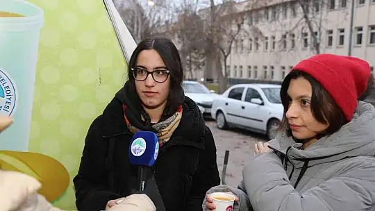 Gençler, Büyükşehir'in 'bardakta sıcak çorba' ikramını çok sevdi