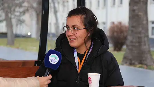 Gençler, Büyükşehir'in 'bardakta sıcak çorba' ikramını çok sevdi