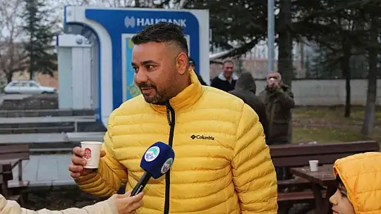 Gençler, Büyükşehir'in 'bardakta sıcak çorba' ikramını çok sevdi