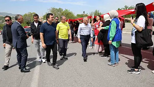 Gençlerden dev Türk Bayrağı