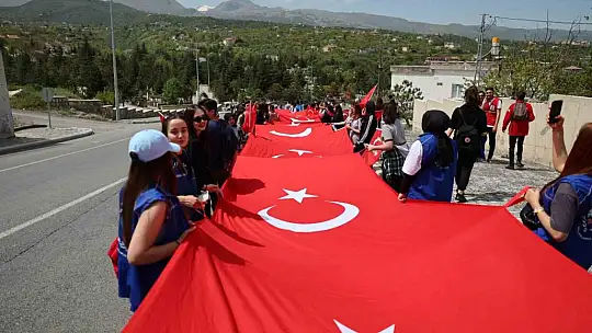 Gençlerden dev Türk Bayrağı