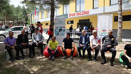 Gençlerden dev Türk Bayrağı