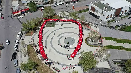 Gençlerden dev Türk Bayrağı