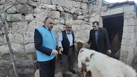 Kayseri'deki çiftçi danasını depremzedelere bağışladı