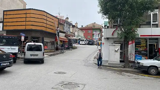 Hafif ticari araç geri kaçtı, 2 kişiyi altına aldı