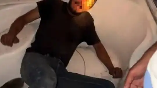 Hasarlı binadan hırsızlık yapan zanlı jakuzide yakalanıp darp edildi