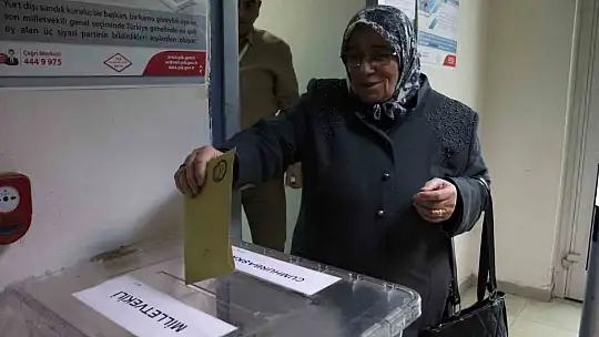 Havaalanında 5 bine yakın gurbetçi oy kullandı