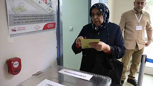 Havaalanında 5 bine yakın gurbetçi oy kullandı