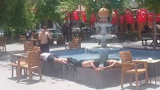 Çocuklar süs havuzunda serinledi