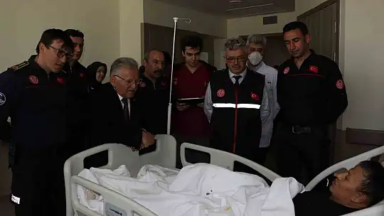 Hem enkaz altında hem de hastanede yalnız bırakmadılar