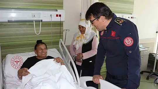 Hem enkaz altında hem de hastanede yalnız bırakmadılar