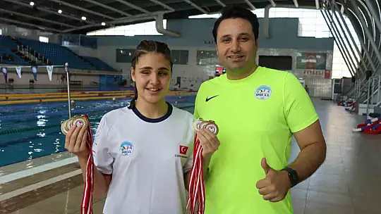 Kayseri'de hissederek yüzmeyi öğrenen Cemre büyük başarıya imza attı