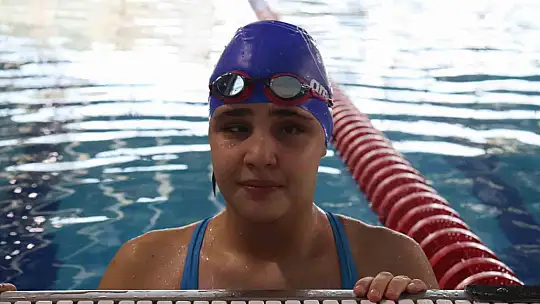 Kayseri'de hissederek yüzmeyi öğrenen Cemre büyük başarıya imza attı