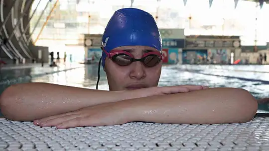 Kayseri'de hissederek yüzmeyi öğrenen Cemre büyük başarıya imza attı