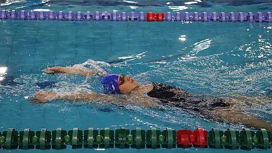 Kayseri'de hissederek yüzmeyi öğrenen Cemre büyük başarıya imza attı