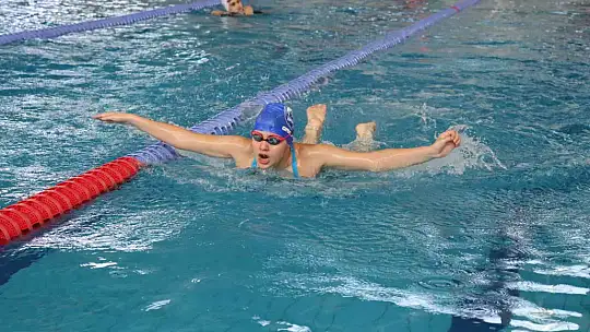 Kayseri'de hissederek yüzmeyi öğrenen Cemre büyük başarıya imza attı