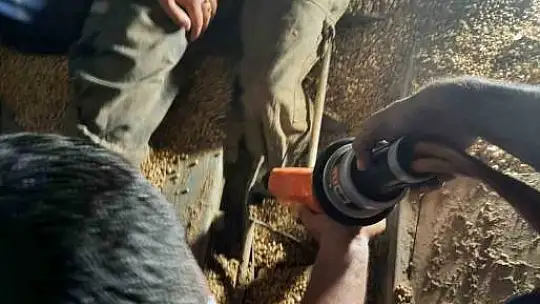 Hububat öğütme makinesine kapılan işçiyi, ekipler kurtardı