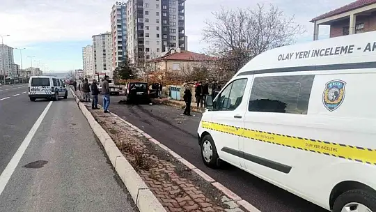 Önce araca saldırdı, sonra bıçakladı
