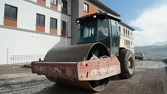 İbrahim Kendirlioğlu Ortaokulu'nun çevre düzeni yapılıyor