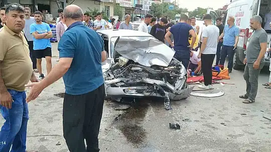 İki araç kafa kafaya çarpıştı: 4 yaralı