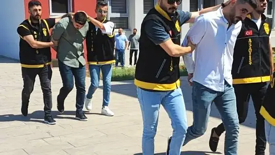İki kişinin öldürüldüğü olayla ilgili yakalanan 5 şüpheli adliyeye sevk edildi
