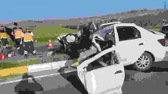 İkiye bölünen araçta 2 kişi hayatını kaybetti