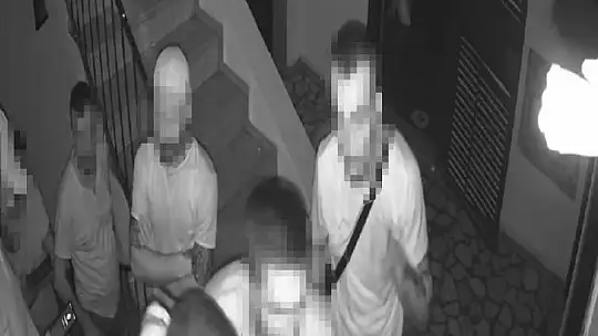 İş merkezine 5 kişinin silahlı baskını kamerada