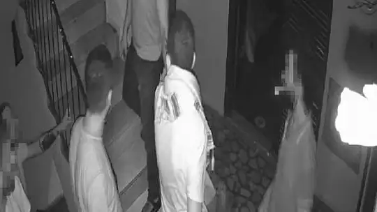 İş merkezine 5 kişinin silahlı baskını kamerada