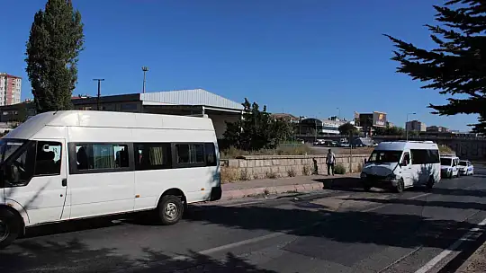 İşçi servislerinin de bulunduğu zincirleme kazada 10 kişi yaralandı