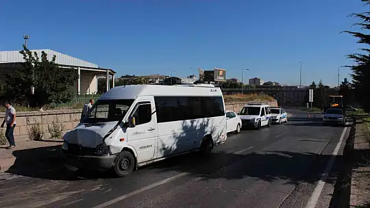 İşçi servislerinin de bulunduğu zincirleme kazada 10 kişi yaralandı