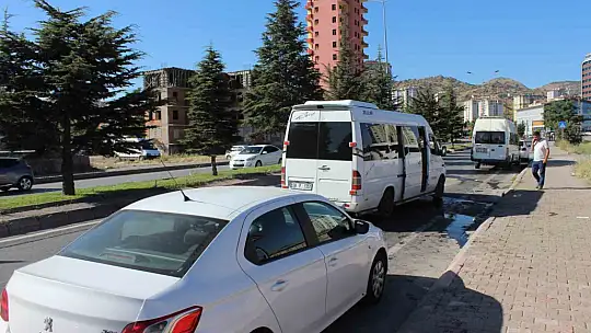 İşçi servislerinin de bulunduğu zincirleme kazada 10 kişi yaralandı