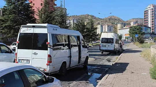 İşçi servislerinin de bulunduğu zincirleme kazada 10 kişi yaralandı