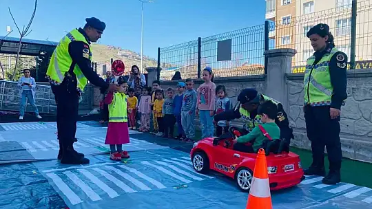 Jandarmadan minik öğrencilere eğitim