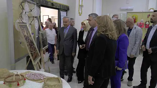 Kadın kursiyerlerin el emekleri sergilendi