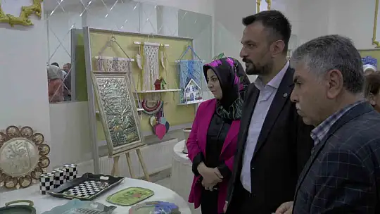 Kadın kursiyerlerin el emekleri sergilendi