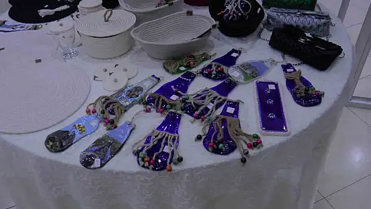 Kadın kursiyerlerin el emekleri sergilendi