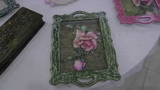 Kadın kursiyerlerin el emekleri sergilendi